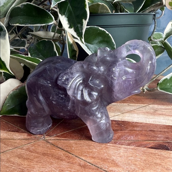 Purple fluorite elephant with mica - Picture 2 of 6